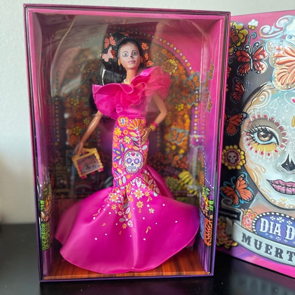 Barbie 2023 Día De Muertos Doll Wearing Ruffled Pink Gown. - Picture 2 of 4